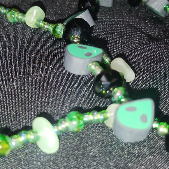Green and Black Beaded Bracelet set Alien Head Bead - Picture 1 of 4